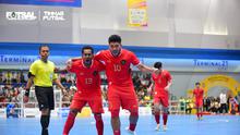 Dua pemain Timnas Futsal Indonesia, Wendy Brian Ick dan Evan Soumilena, berselerasi setelah mencetak gol ke gawang Thailand dalam laga semifinal ASEAN Futsal Championship 2024 di Terminal Hall, Nakhon Ratchasima, Thailand, Jumat (8/11/2024) petang WIB. Timnas Futsal Indonesia menang 5-1 atas Thailand dan lolos ke final. (Dok. Timnas Futsal)