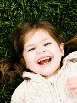 Ternyata orang yang bahagia termasuk anak juga akan terstimulasikan otaknya sehingga akan terus berupaya menjadi diri yang positif dan memanfaatkan kecerdasan untuk hal yang positif dan baik (Foto: Unsplash.com/Jose Ibarra)