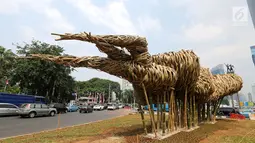 Instalasi bambu menghiasi kawasan Bundaran HI, Jakarta, Rabu (15/8). Gubernur DKI Jakarta Anies Baswedan beralasan pemasangan instalasi seni bambu tersebut dikarenakan bambu kerap kali dianggap tak bernilai oleh masyarakat. (Liputan6.com/Fery Pradolo)
