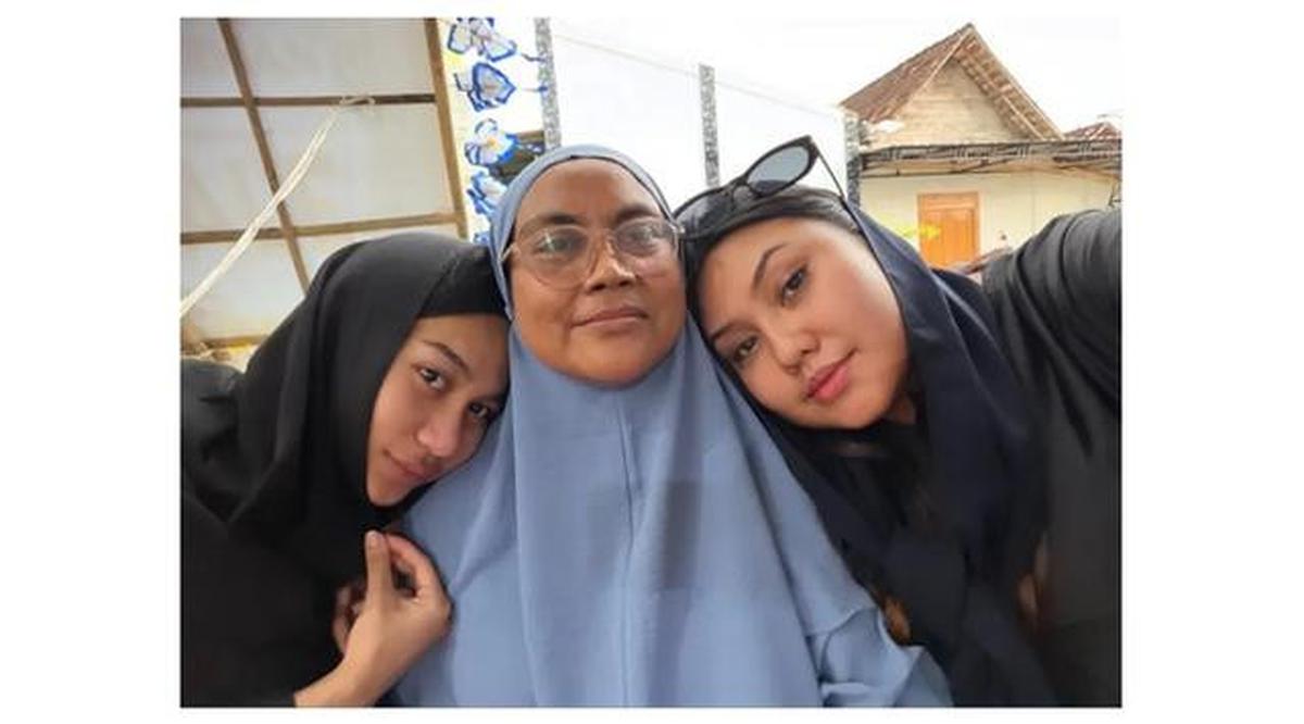 6 Potret Azizah Salsha Berbusana Serba Hitam saat Ziarah, Bertemu Pratama Arhan