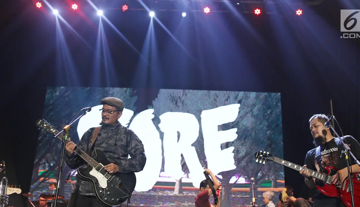 <p>Aksi grup band indie, SORE pada acara Vidio Fair 2.0 di Gandaria City Mall, Sabtu (3/11). Selain SORE, musisi-musisi papan atas seperti Sheryl Sheinafia, Andien, GIGI dan Govinda juga tampil menghibur pengunjung (Liputan6.com/Herman Zakharia)</p>