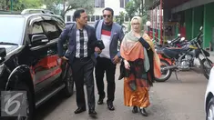 Penyanyi Reza Artamevia bersama kuasa hukum tiba di Sentra Pelayanan Kepolisian Terpadu (SPKT) Polda Metro Jaya, Jakarta (07/10). Reza Artamevia melaporkan Gatot Brajamusti yang tidak lain mantan guru spiritualnya. (Liputan6.com/Herman Zakharia)