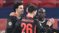 Pemain Liverpool merayakan gol yang dicetak Sadio Mane ke gawang RB Leipzig dalam leg pertama 16 besar Liga Champions yang digelar di Puskas Arena, Budapest, Rabu (17/2/2021) dini hari WIB. Liverpool menang 2-0 dalam laga tersebut. (Attila KISBENEDEK / AFP)