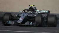 Pembalap Mercedes, Valtteri Bottas, finis kedua di belakang Daniel Ricciardo pada balapan F1 GP China, Minggu (15/4/2018). (AP Photo/Andy Wong)