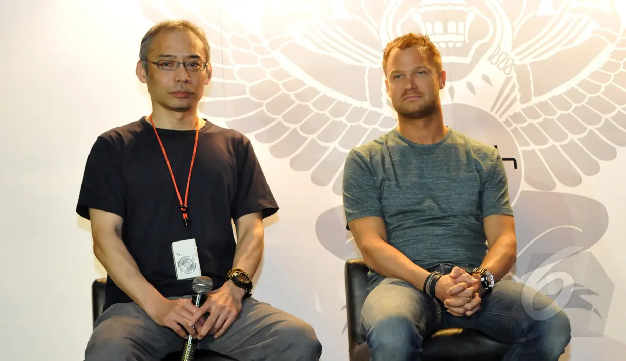 Jeffrey Sutorius (kanan) dan Chief Representatif Officer Casio Singapura Kazunori Yamagishi saat menghadiri peluncuran jam tangan edisi khusus G-SHOCK GA-400 Dash Berlin Edition, Jakarta, Minggu (15/3/2015). (Liputan6.com/Panji Diksana)