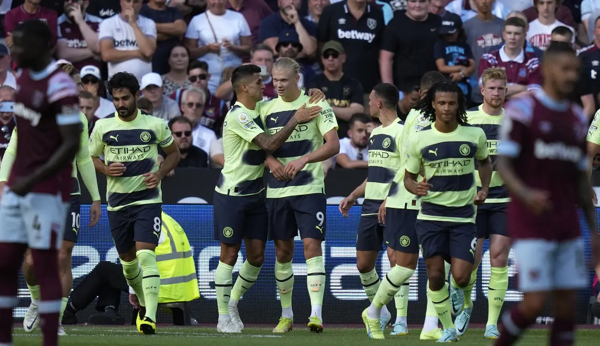 Skor 2-0 pun bertahan hingga akhir laga. Sang juara bertahan Manchester City berhasil mencuri poin tiga di kandang West Ham. (AP/Frank Augstein)