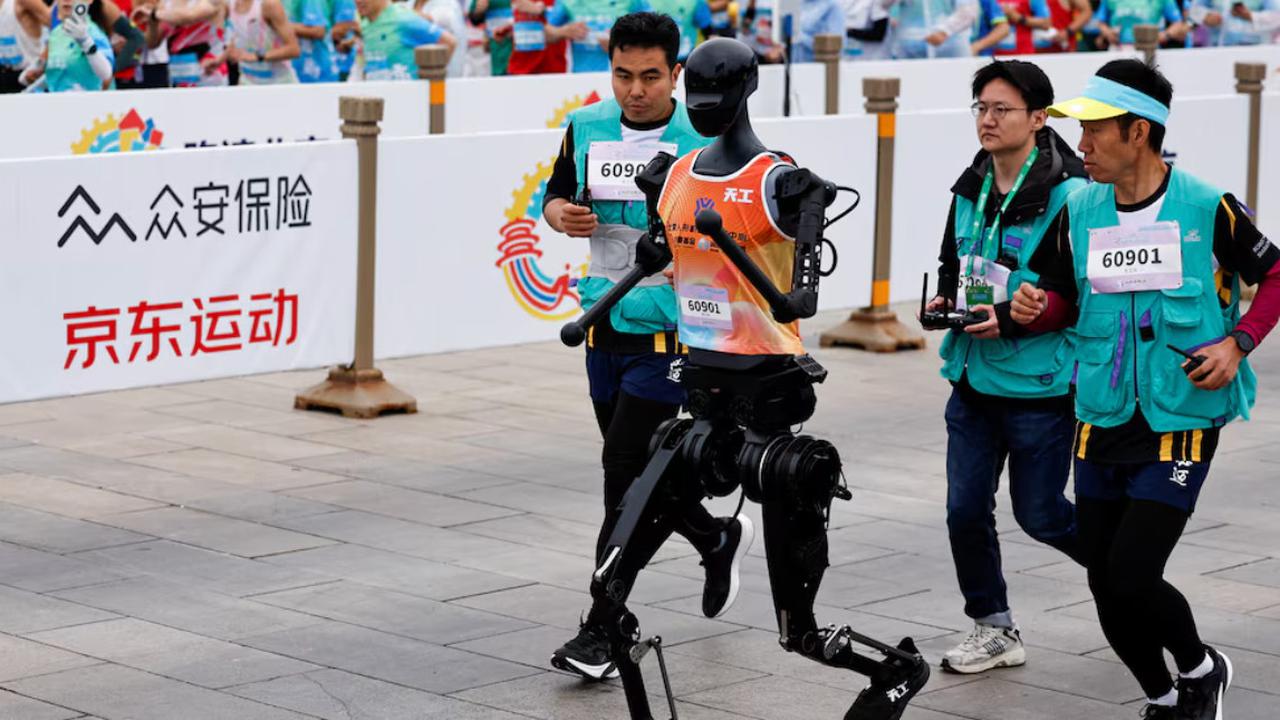 Robot Humanoid Ikut Maraton di China, Ada yang Tersesat hingga Terjatuh, Siapa yang Menang?