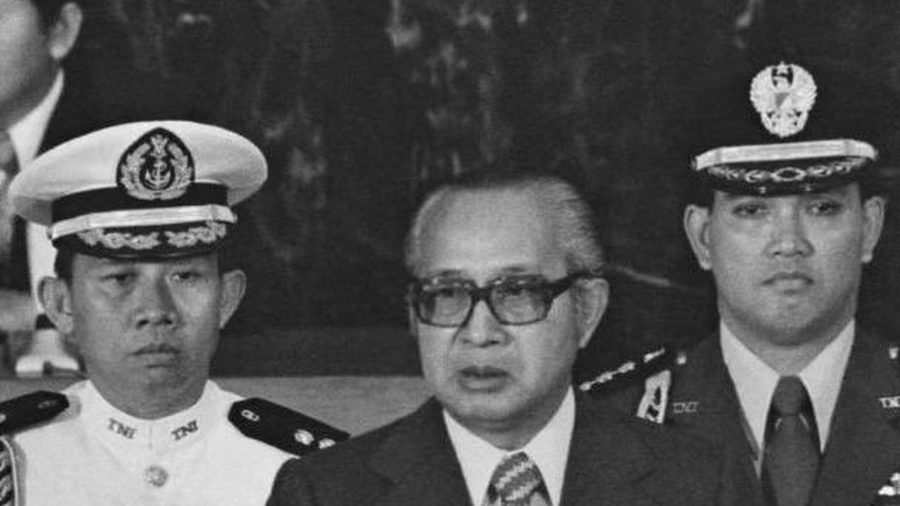 Potret Presiden Soeharto Pimpin Sidang Terakhir Kabinet Pembangunan II, Dikawal Ayah Jenderal TNI