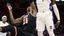 Aksi pemain Detroit Pistons, Reggie Jackson (1) melakukan blok tembakan pemain Miami Heat, Hassan Whiteside (21) pada laga NBA basketball game di Little Caesars Arena, Detroit, (12/11/2017). Detroit Pistons menang 112-103. (AP/Duane Burleson)