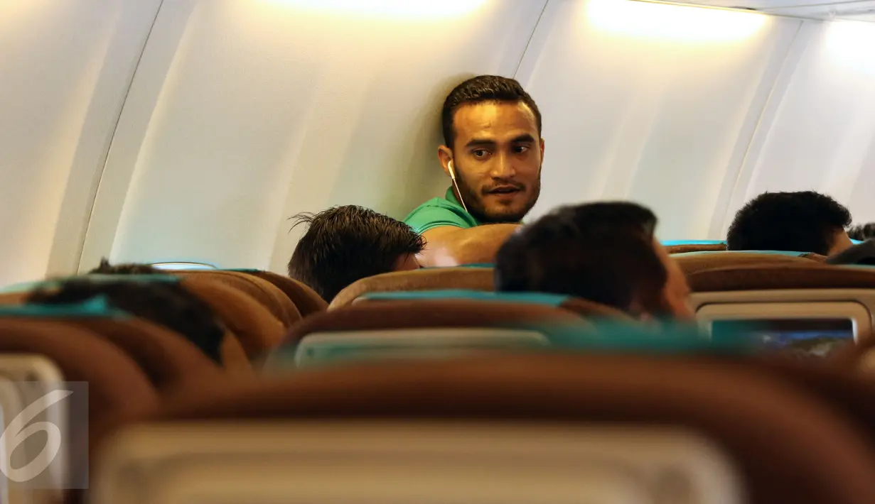 Pemain Timnas Indonesia, Rizki Pora berbincang dengan rekannya jelang bertolak ke tanah air dari Bandara Suvarnabhumi, Bangkok, Minggu (18/12). Sebelumnya, Indonesia melakoni laga final Piala AFF 2016 kontra Thailand. (Liputan6.com/Helmi Fithriansyah)