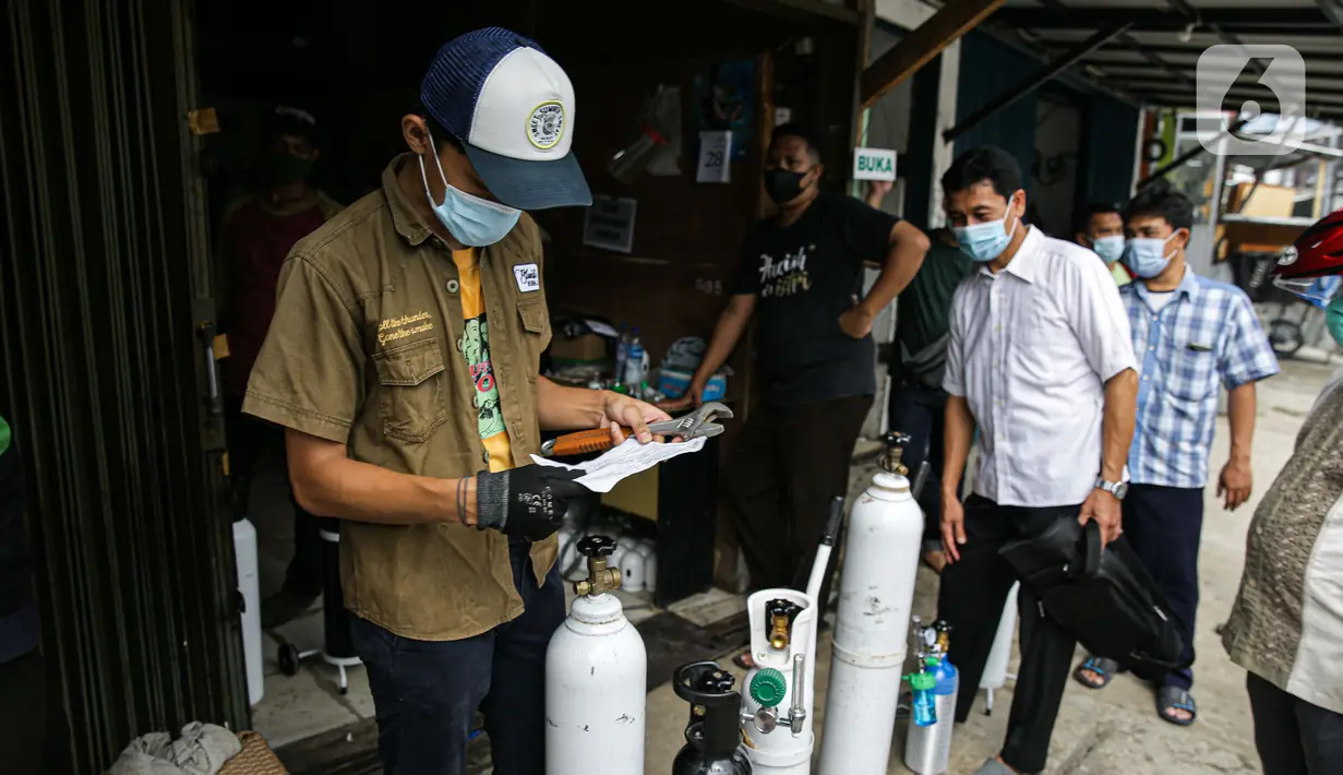 Pekerja melayani pembeli di tempat pengisian Oxygen Medical di kawasan Jalan Minang Kabau, Jakarta, Senin (28/6/2021). Permintaan pengisian oksigen di agen tabung oksigen di Jakarta alami peningkatan seiring lonjakan kasus COVID-19 yang terjadi dalam satu pekan terakhir. (Liputan6.com/Faizal Fanani)