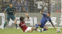 Duel pemain Arsenal, Mohamed El Neny (kiri) dan pemain Chelsea, Kennedy pada laga persahabatan International Champions Cup di Beijing, Sabtu,( 22/7/2017). Chelsea menang atas Arsenal 3-0. (AP/Mark Schiefelbein)
