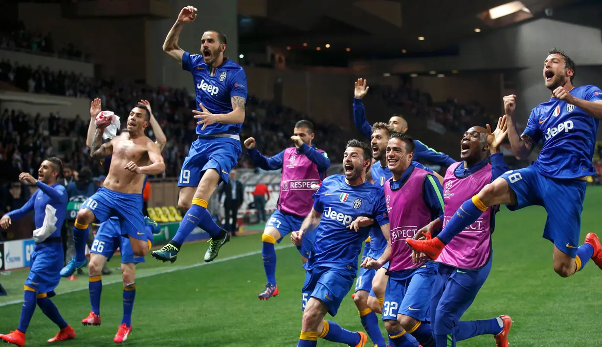 Sejumlah pemain Juventus marayakan selebrasi usai timnya lolos ke semifinal Liga Champions di Stade Louis II, Kamis (23/4/2015). AS Monaco bermain imbang 0-0 dengan Juventus. (Reuters/Jean-Paul Pelissier)