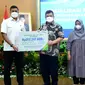 Dirut BPJS Ketenagakerjaan Anggoro Eko Cahyo bersama Kepala BPKP Muhammad Yusuf Ateh menyerahkan santunan kematian dan manfaat beasiswa pendidikan kepada ahli waris pegawai non ASN di lingkungan BPKP.