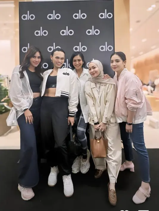Kehadiran Syahnaz, Nagita sLavina, dan Caca Tengker juga menarik perhatian. Ketiganya memiliki gaya khas untuk tampil sporty. [Foto: Instagram/ Raffinagita]
