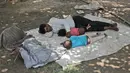 Keluarga tidur di bawah pohon selama musim panas di New Delhi, India (10/6/2019). Kondisi gelombang panas yang parah menyapu bagian utara dan barat India dengan suhu maksimum melonjak hingga 48 derajat Celcius ( 118 F) di beberapa bagian Rajasthan. (AP Photo/Manish Swarup)