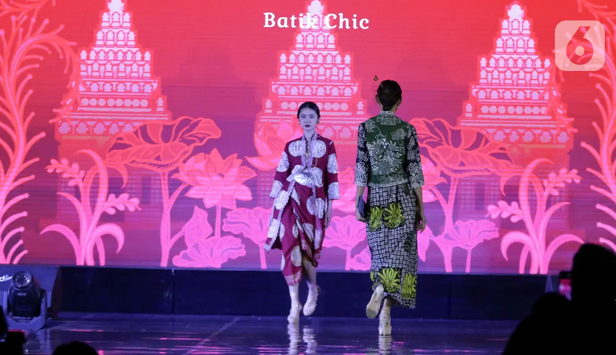 Model mengenakan busana rancangan busana  Novita Yunus saat acara Cipta dan Cipta parade Wastra Nusantara di Hotel Shangri La, Jakarta, Rabu (31/7/2024). (Liputan6.com/Herman Zakharia)