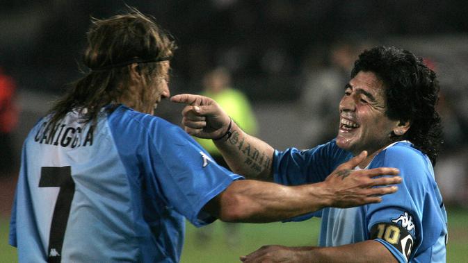Diego Maradona (kanan) dan Claudio Caniggia pada laga eksebisi di Georgia, Oktober 2008. (AFP/Vano Shlamov)