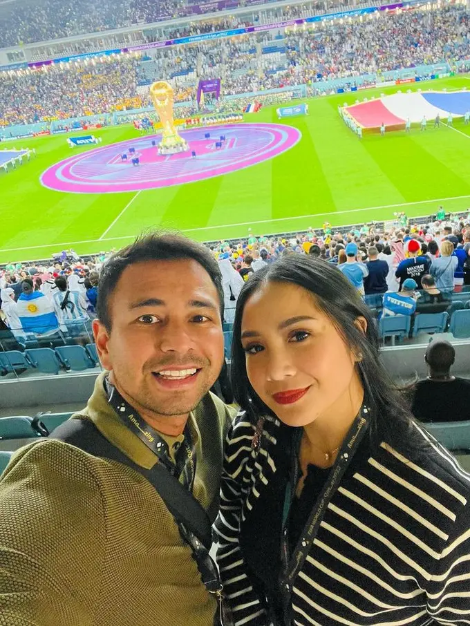 6 Potret Serasi Raffi Ahmad-Nagita Slavina Nonton Piala Dunia 2022 di Qatar, Style Bak ABG Tuai Pujian