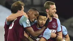 Para pemain West Ham United merayakan gol kedua ke gawang Sheffield United yang dicetak bek Issa Diop (kedua dari kiri) dalam laga lanjutan Liga Inggris 2020/21 pekan ke-24 di London Stadium, London, Senin (15/2/2021). West Ham menang 3-0 atas Sheffield United. (AP/Glyn Kirk/Pool)