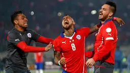 Arturo Vidal (tengah) bersorak merayakan kemenangan negaranya usai mengalahkan Argentina di Final Copa America 2015 di Stadion Nasional, Santiago, Chili, (4/7/2015). Chili menang lewat adu penalti atas Argentina dengan skor 4-1. (REUTERS/Marcos Brindicci)