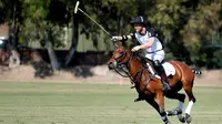 Pangeran Harry mengikuti pertandingan polo Sentebale yang digelar di Roma, Italia, pada 2019. (dok. Tiziana FABI / AFP)