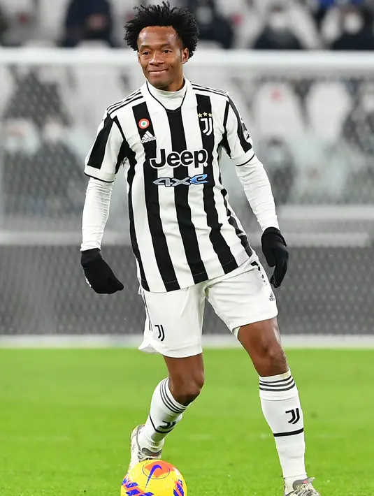 Gelandang Juventus, Juan Cuadrado mengontrol bola saat bertanding melawan Udines pada pertandingan lanjutan Liga Serie A Italia di Allianz Stadium di Turin, Minggu (16/1/2022). Juventus menang atas Udinese 2-2. (AFP/ Isabella Bonotto)
