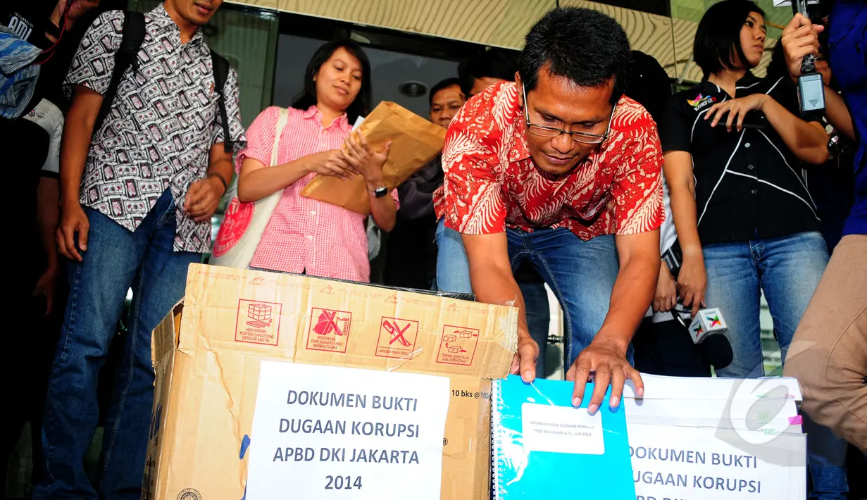 Koordinator Divisi Monitoring Pelayanan Publik ICW, Febri Hendri menunjukkan dokumen yang akan diserahkan ke KPK, Jakarta, Kamis (26/3/2015). ICW membawa tiga kardus yang berisi dokumen terkait dugaan korupsi APBD tahun 2014. (Liputan6.com/Yoppy Renato)