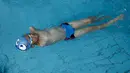 Ismail Zulfic saat latihan berenang di kolam renang Olimpiade di Sarajevo, Bosnia (8/6). Ismail adalah bocah laki-laki berusia enam tahun yang berasal dari Bosnia. (AP Photo/Amel Emric)