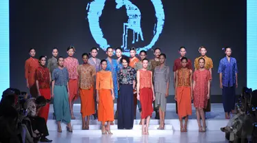 Oscar Lawalata (tengah) bersama model yang mengenakan gaun rancangannya di Jakarta Fashion and Food Festival 2015, Jakarta, Senin (25/5/2015). Koleksi terbaru dari Oscar terdiri dari 40 karya dengan tema "MY NAME IS ASIA".  (Liputan6.com/Herman Zakharia)