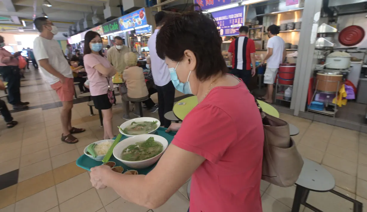 Sejumlah orang membeli makanan di pusat jajanan (hawker) Tekka, Singapura, pada 17 Desember 2020. Budaya hawker atau jajanan kaki lima Singapura masuk dalam Daftar Warisan Budaya Takbenda UNESCO, menurut pernyataan PM Lee Hsien Loong melalui Facebook pada Rabu (16/12) malam. (Xinhua/Then Chih Wey)
