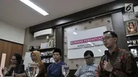 Komisioner Komnas HAM Beka Ulung Hapsara (kanan) memberi keterangan saat konferensi pers menyikapi kasus penyerangan dan pengusiran Ahmadiyah di Lombok Timur pada Sabtu lalu, di Kantor Komnas Perempuan, Jakarta, Senin (21/5). (Merdeka.com/Iqbal S Nugroho)