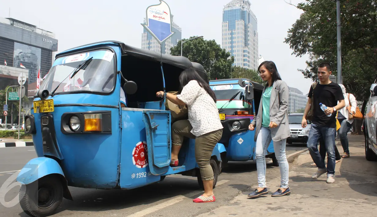 Warga saat akan menaiki bajaj berbahan bakar gas (BBG) di kawasan Jakarta Pusat, Sabtu (15/8/2015). Dalam rangka HUT RI Ke-70, PGN menggratiskan biaya tarif bajaj BBG bagi masyarakat. (Liputan6.com/Gempur M Surya)