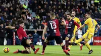 Gelandang Juventus, Miralem Pjanic, diadang pemain Cagliari dalam laga yang berkesudahan 1-0 pada pekan ke-20 Serie A 2017-2018 di Sardegna Arena, Cagliari, Minggu (7/1/2018) dini hari WIB. (Fabio Murru/ANSA via AP)