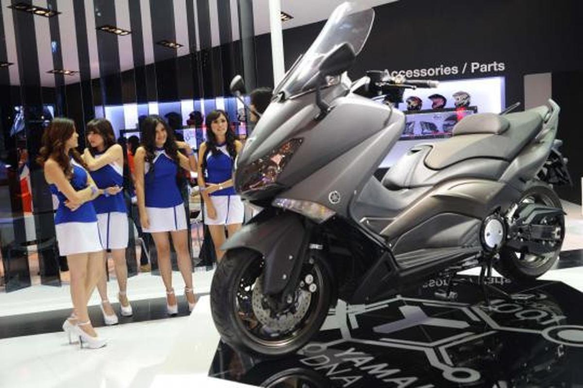 Pose seksi model cantik bareng motor macho