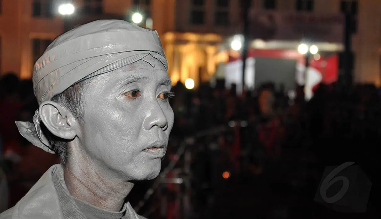 Patung manusia batu di kawasan Museum Fatahillah ini terlihat mewakili sosok pejuang tempo dulu, Jakarta, Sabtu (16/8/14). (Liputan6.com/Miftahul Hayat) 