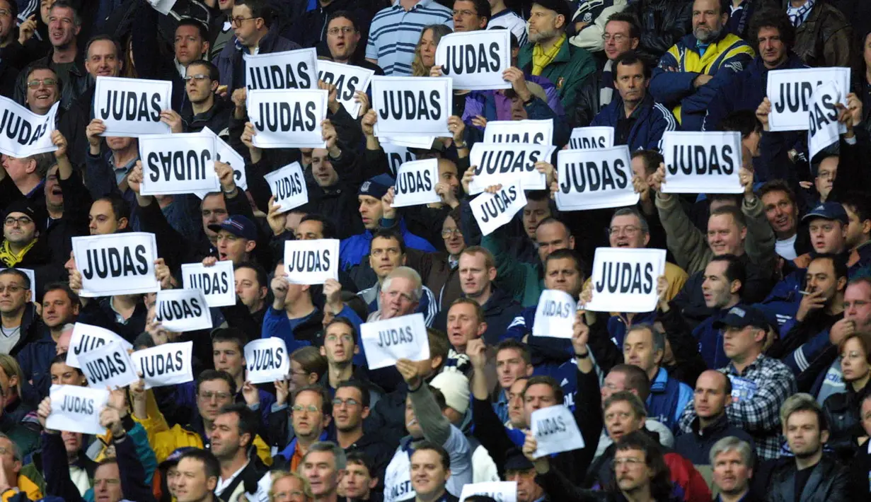 Pedukung Tottenham menganggap Sol Campbell sebagai "Yudas" atau murid dari Yesus yang berkhianat karena pindah ke Arsenal pada laga Liga Premier di Stadion White Hart Lane, Inggris, Sabtu (17/11/2001). (AFP Photo/Odd Andersen)