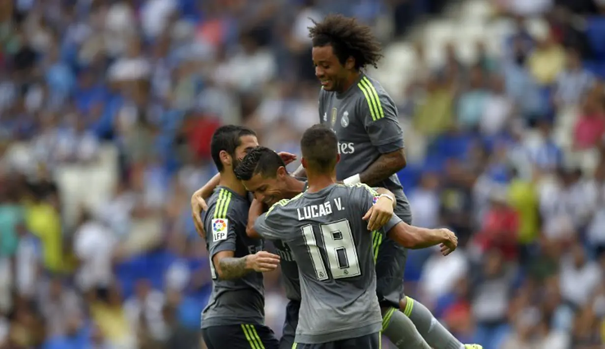 Pemain Real Madrid merayakan gol keempat ke gawang Espanyol yang dicetak Cristiano Ronaldo dalam lanjutan La Liga Spanyol di Stadion Cornella El Prat, Espanyol. Sabtu (12/9/2015). (AFP Photo/Lluis Gene)