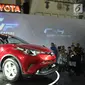 Mobil all new Toyota C-HR dipamerkan saat peluncurannya di Jakarta, Selasa (10/4). Eksterior bagian samping, garis desainnya membentuk cutting berlian sehingga memberikan tampilan yang modern. (Merdeka.com/Arie Basuki)