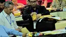 Petugas membuka berkas yang berisi surat suara hasil pemungutan suara di luar negeri di gedung Komisi Pemilihan Umum, Jakarta, Kamis (17/7/14) (Liputan6.com/Faizal Fanani)