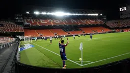 Pemain Levante, Enis Bardhi melakukan tendangan sudut saat bertanding melawan Valencia pada pertandingan La Liga Spanyol di Stadion Mestalla di Valencia, Spanyol, Minggu, (13/9/2020). Valencia menang telak 4-2. (AP Photo/Alberto Saiz)