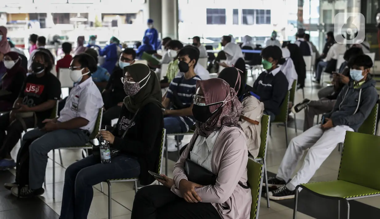 Warga menunggu untuk menjalani vaksinasi COVID-19 gratis di Stasiun MRT, Jakarta, Jumat (23/7/2021). Berdasarkan data Kementerian Kesehatan per 22 Juli 2021 pukul 12.00 WIB, 42.868.023 orang telah divaksin dosis pertama dan 16.713.406 orang telah divaksin dosis kedua. (Liputan6.com/Johan Tallo)