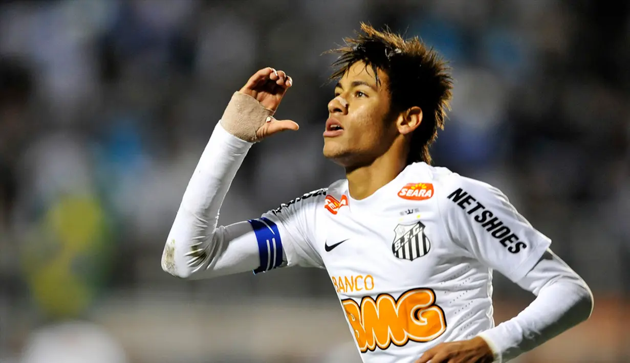 Bakat cemerlang Neymar pun tercium pemandu bakat dari klub sepakbola Brasil, Santos. Empat tahun membela Santos. Neymar menjelma sebagai bintang baru sepakbola (nol7.com)