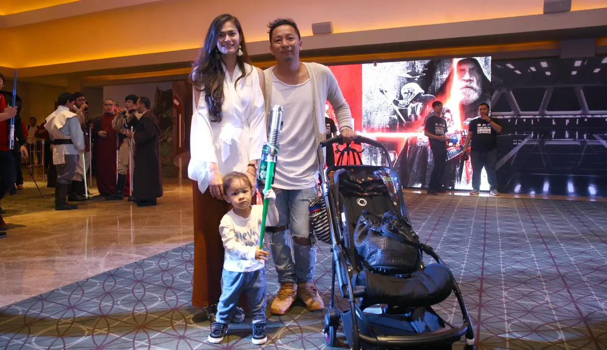Pasangan selebriti Ringgo Agus Rahman dan Sabai Morshek tak ingin profesi yang dijalani sekarang ini menurun pada buah hatinya. Bintang film Jomblo  dan istrinya, Sabai tak mengarahkan Bjorka Dieter Morschec ke duunia film. (Nurwahyunan/Bintang.com)