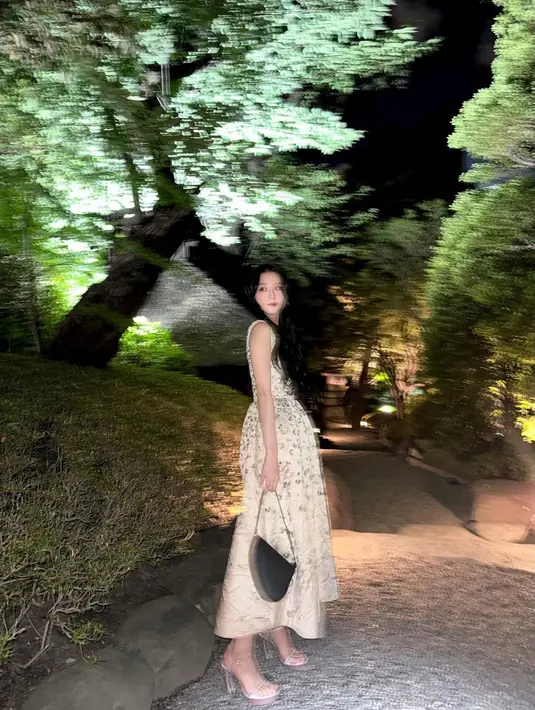 Tampilan princess Jisoo BLACKPINK ini disempurnakan dengan open toe heels silver dan Saddle Bag [@sooyaaa__]