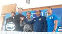 Pelatih Kitchee SC saat jumpa pers jelang laga melawan Persib Bandung (Okan Firdaus/Liputan6.com)