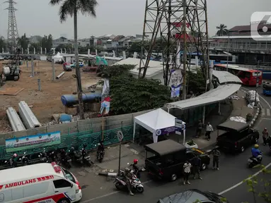 Petugas Satpol PP berjaga di trotoar Jalan Stasiun Senen, Pasar Senen, Jakarta, Rabu (11/12/2019). Pemerintah Kota Jakarta Pusat mengerahkan sekitar 500 petugas tim gabungan untuk menjaga kawasan tersebut agar pedagang kaki lima (PKL) tidak kembali berjualan. (Liputan6.com/Faizal Fanani)