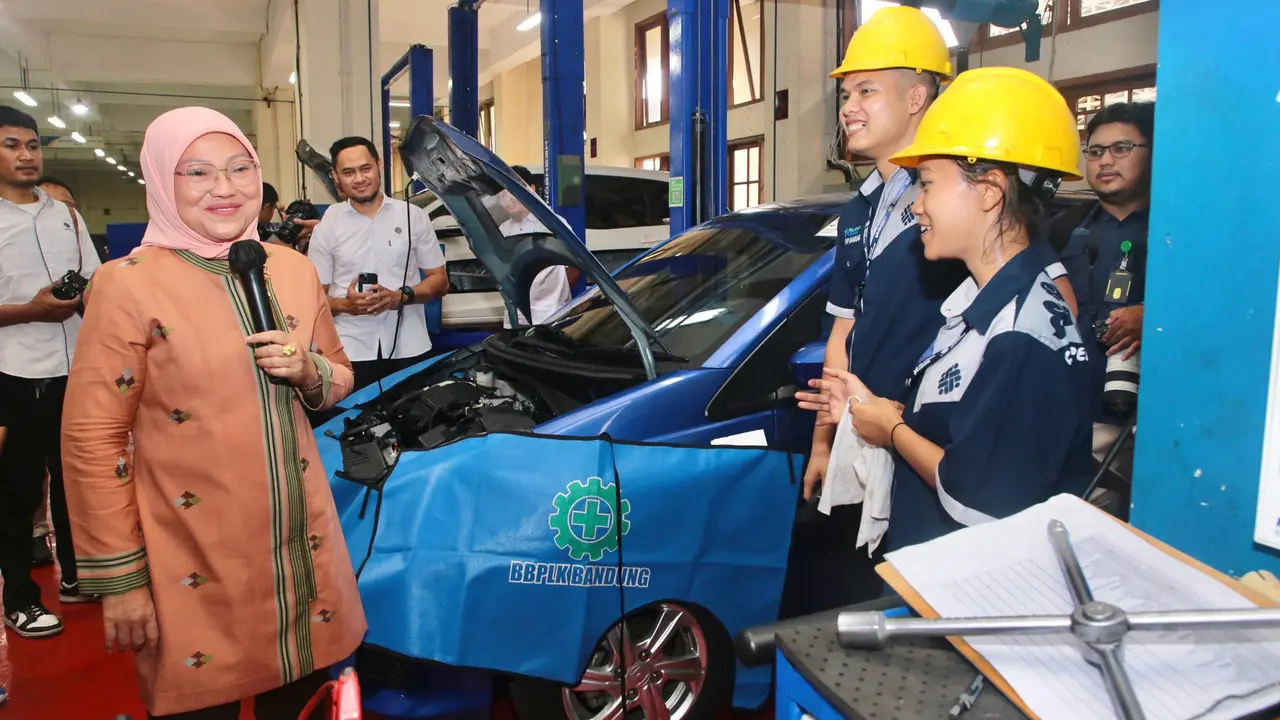Menaker Ida Lantik Pengurus Lembaga Pelatihan Industri Daerah Jabar Periode 2024-2027