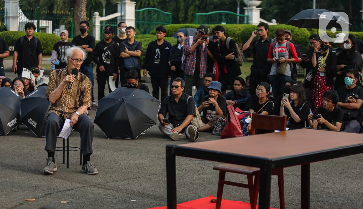 Aksi Kamisan ke-815 sekaligus peringatan 26 Tahun Tragedi Mei 1998 juga dihadiri budayawan Franz Magnis Suseno atau Romo Magnis yang memberikan refleksi ingatan di seberang Istana Merdeka, Jakarta, Kamis (16/5/2024). (Liputan6.com/Angga Yuniar)