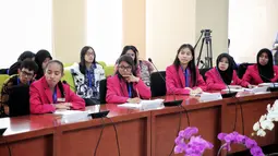 Suasana diskusi Sehari Jadi Menteri yang diikuti 21 pelajar terpilih di Indonesia, Jakarta, Rabu (11/10). Acara ini diselenggarakan Plan International Indonesia untuk memperingati Hari Anak Perempuan Internasional. (Liputan6.com/Faizal Fanani)